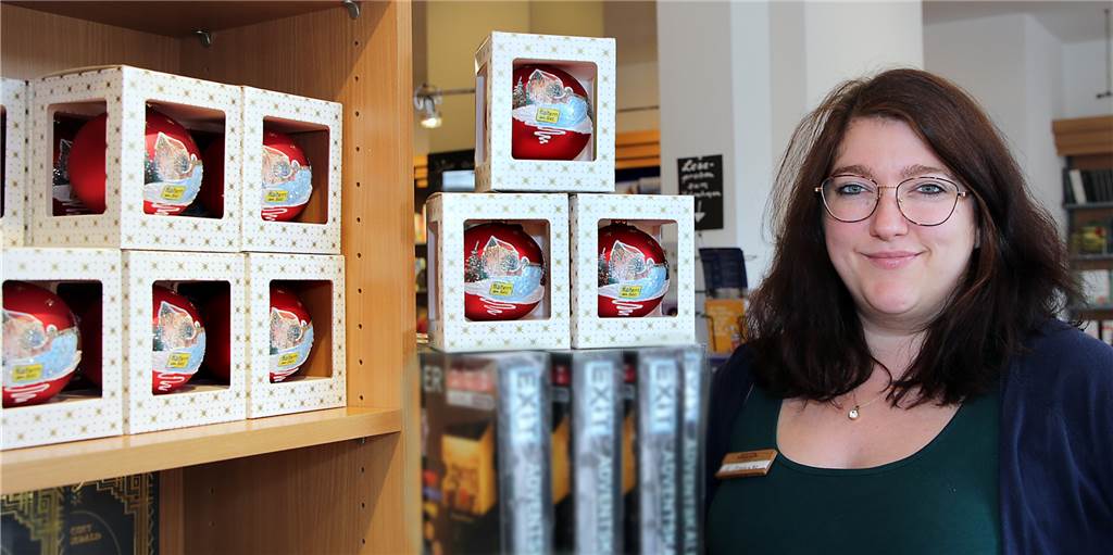 Annabell Boehnke hat in der Buchhandlung Kortenkamp schon die neue Weihnachtskugel 2022 vorrätig.
