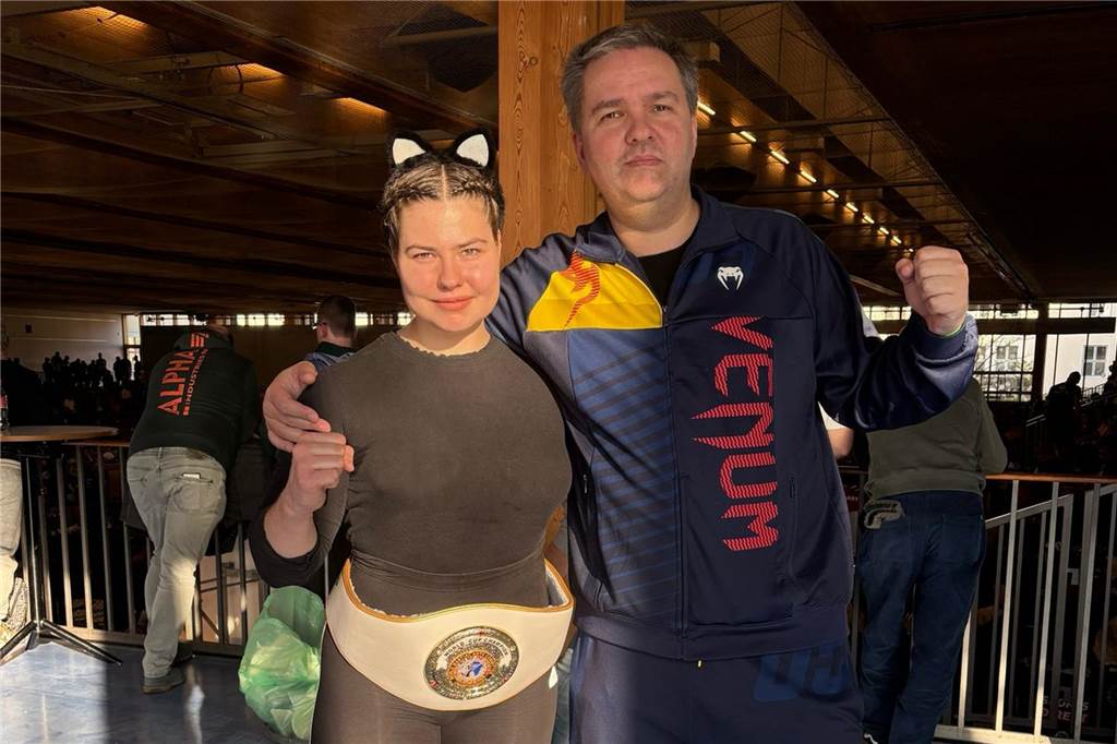 Weltmeisterin in Schwerte: Annabell Honert sammelt im Kampfsport Titel Annabell Honert und ihr Trainer Kyrill Oliynyk nach einem Kampf.