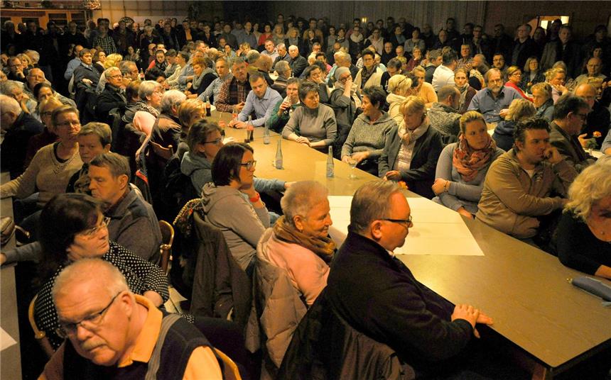 Flüchtlingsunterkunft in Gahlen soll 120 Plätze bieten Annähernd 300 Besucher verfolgten im Februar im Holtkamp-Saal die Vorstellung der Planung einer Flüchtlingsunterkunft an der Kirchstraße und die anschließende Fragestunde.