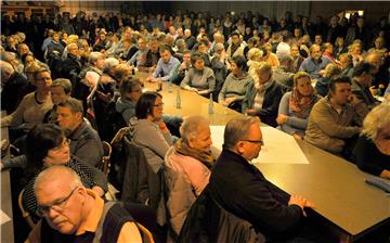 Annähernd 300 Besucher verfolgten im Februar im Holtkamp-Saal die Vorstellung der Planung einer Flüchtlingsunterkunft an der Kirchstraße und die anschließende Fragestunde.