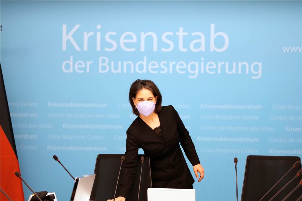 Annalena Baerbock (Bündnis 90/Die Grünen), Außenministerin, nimmt an einer Sitzung des Krisenstabs der Bundesregierung im Außenministerium teil, nachdem russische Truppen einen umfassenden Angriff auf die Ukraine gestartet haben. 