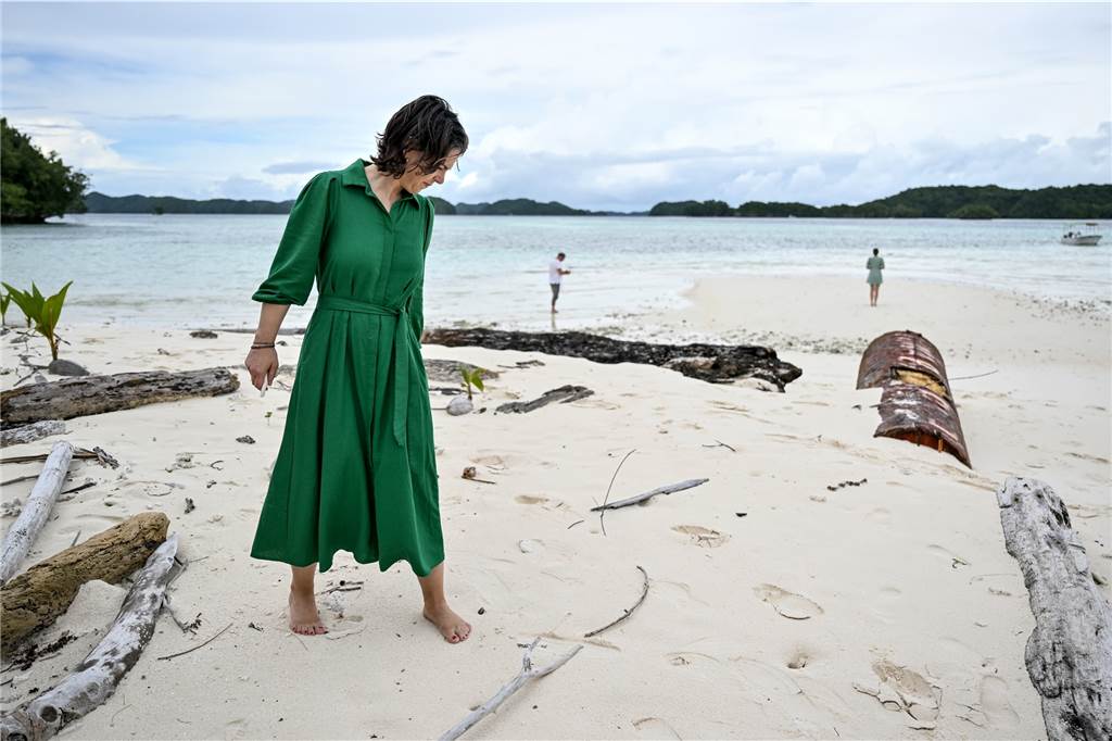 Baerbock: Nagasaki mahnt zu einer Welt ohne Atomwaffen Annalena Baerbock (Bündnis 90/Die Grünen), Bundesministerin des Auswärtigen, geht bei einem Besuch der Inselrepublik Palau über die Insel Ngkesill.