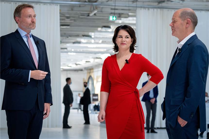 SPD, Grüne, FDP: Knackpunkte und Schnittmengen bei der Ampel Annalena Baerbock (M), Bundesvorsitzende von Bündnis 90/Die Grünen, Olaf Scholz (r, SPD), Bundesminister der Finanzen, und Christian Lindner, Fraktionsvorsitzender und Parteivorsitzender der FDP.