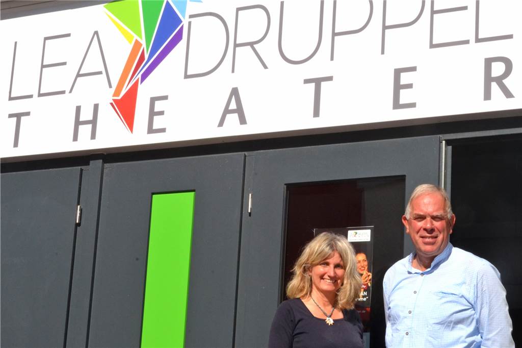 Anne Drüppel und Hans-Dieter Speikamp blicken auf ein Jahr Lea Drüppel-Theater zurück.