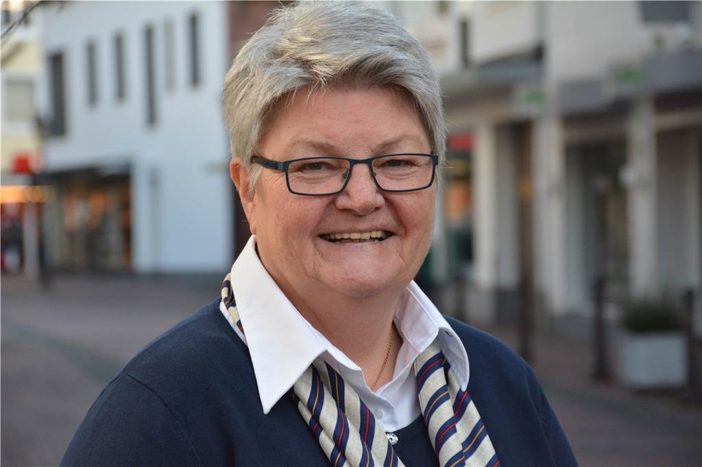 Der Teamgeist hat ihn begeistert: Benedikt Wintz ist DLRG Vorsitzender Anne Feldmann in der Halterner Innenstadt.