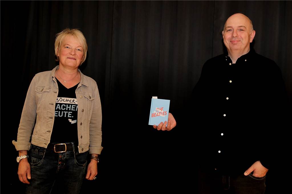 Geboren unter einem bösen Stern: Frank Goosen und die Beatles in Haltern Anne Heine-Hagen von der Buchhandlung Kortenkamp begrüßte Frank Goosen in Haltern.