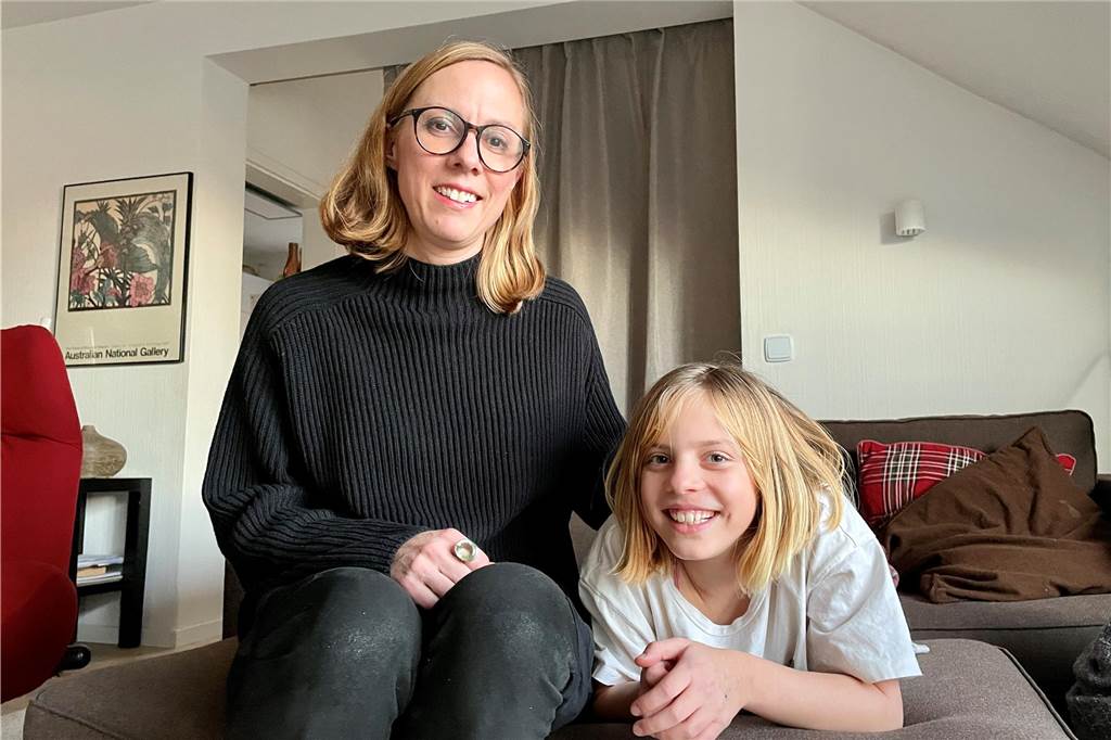 Mieterin in Kirchhörde terrorisiert die gesamte Hausgemeinschaft Frau und Mädchen sitzen auf dem Sofa.