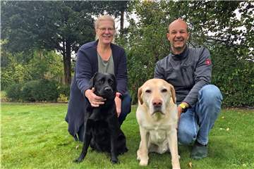 Anne Kremer mit Vicky und Markus Kremer mit Fiete stehen jetzt als geprüfte Mensch-Hunde-Teams für Rettungseinsätze bereit.