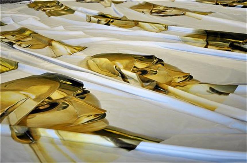 "Skulptur im Foto" zeigt Bildhauerei durch die Kameralinse Anne Pöhlmann gestaltete ein meterlanges Laken mit dem Messingkopf von Rudolf Belling.