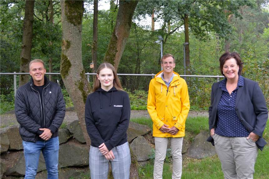 Neuer Ausbildungsberuf in der Pflege – Haardklinik begrüßt Azubis Anne Rabeneck (r.) begrüßt die neuen Azubis Raphael Eilert (2.v.r.), Lena Maschmeier und Sebastian Klar (l.)