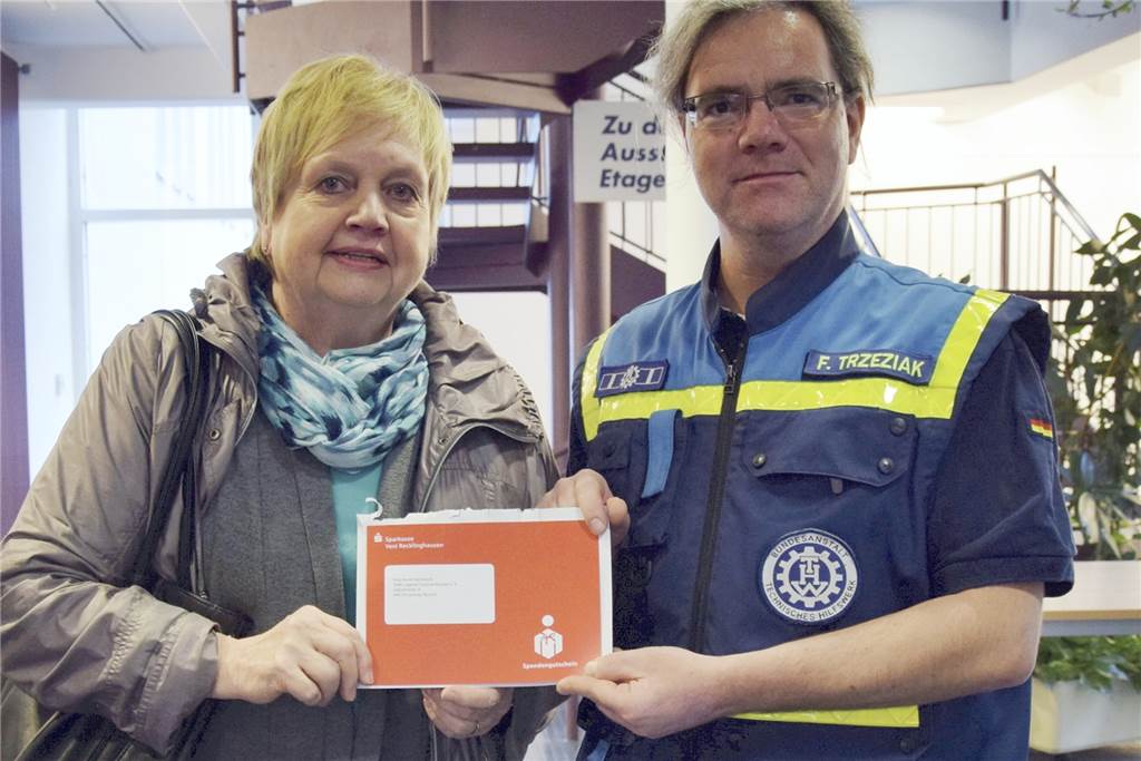 Vereine in Castrop-Rauxel freuen sich über große Spende für neue Projekte Anne Steinbock (l.) und Frank Trzeziak von der Jugendabteilung des THW Castrop-Rauxel freuen sich über die Spende zu ihrem Projekt. Mit dem geplanten interaktiven Flipchart will das THW mit der Zeit gehen.