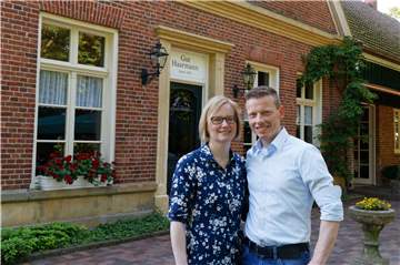 Anne und Guido Brüggemann vor dem Eingang zur Gaststätte, die die Keimzelle für das heutige Ausflugslokal direkt an der deutsch-niederländischen Grenze im Alstätter Beßlinghook ist.