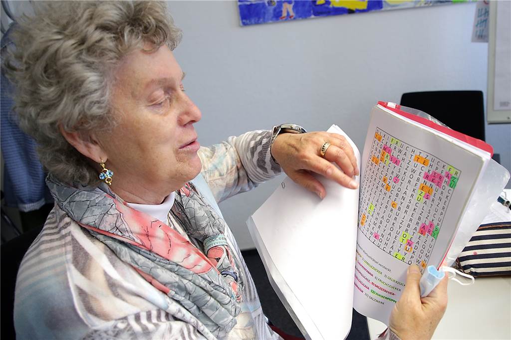 Alzheimer-Gesellschaft bietet Gedächtnistraining in Haltern an Anneliese Tewes zeigt die Hausarbeiten, die sie für die Gruppe gemacht hat.