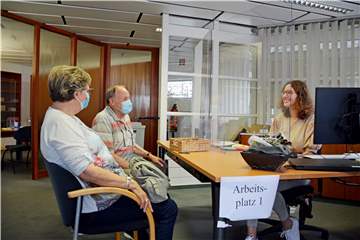 Anneliese und Helmut Honrath wählen schon seit ein paar Jahren frei. "Es heißt es nicht mehr ‚ Unbedingt Sonntags müssen wir los‘ sondern  wir können selber entscheiden. Es ist einfach viel schöner und stressfreier so", so Anneliese Honrath. Luana Boras (18) aus Stadtlohn ist eine der Mitarbeiterinnen der Stadt Ahaus im Wahlbüro.