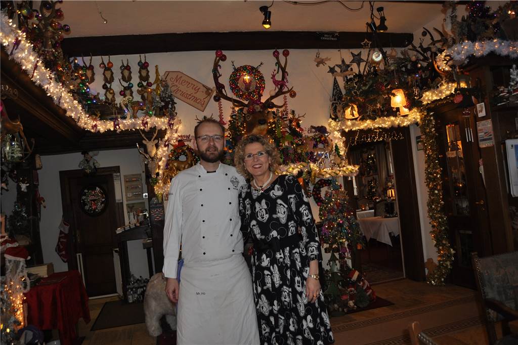 Füchtelner Mühle entführt in Weihnachtswunderland - und das Essen schmeckt auch Annemarie Berding-Möritz betreibt die Füchtelner Mühle mit ihrem mann Wolfgang Möritz. Auf dem Bild ist sie mit Koch Markus Hopp zu sehen.