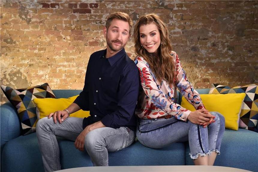 Endlich Feierabend! Annett Möller und Daniel Boschmann, Moderatoren des Magazins "Endlich Feierabend!". Foto: Andre Kowalski/SAT.1