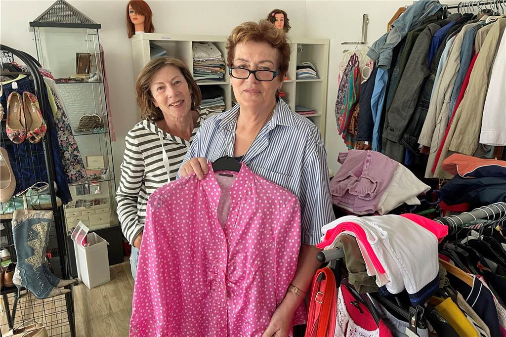 Tafel-Zahlen explodieren: Da kommt Raum-Vergrößerung gerade richtig Annette Baumhöver (l.) und Hanna Schlinge präsentieren die Kleiderstube, die innerhalb des Tafel-Komplexes an der Nordweststraße in Ascheberg umgezogen ist.