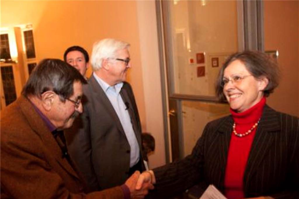 Ex-Kulturamtsleiterin Annette Borns trägt Lünen weiterhin im Herzen Annette Borns (r.) in ihrer Zeit als Lübecker Kultursenatorin mit dem Literaturnobelpreisträger Günter Grass (l.) und dem heutigen Bundespräsidenten Frank-Walter Steinmeier.