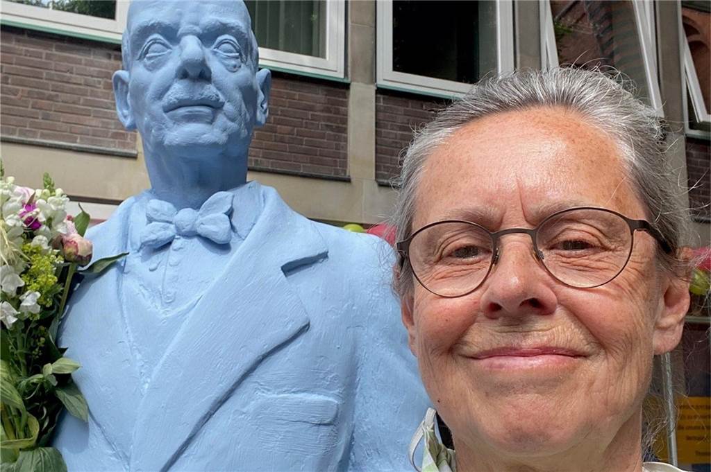 Ex-Kulturamtsleiterin Annette Borns trägt Lünen weiterhin im Herzen Annette Borns vor einer Figur von Thomas Mann