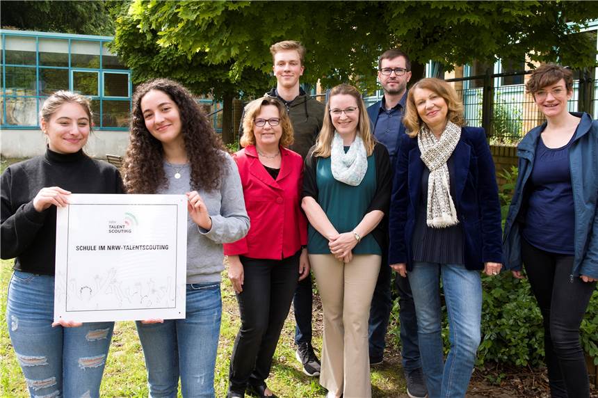 So hilft ein Talentscout der Uni den Schülern der Gesamtschule Gartenstadt Annette Jendrosch, Talentscout der TU Dortmund (r.), und Christian Stauer, Projektkoordinator der Talentscouts (3. v.r.), freuen sich mit Schülerinnen und Schülern sowie der Leitung der Gesamtschule Gartenstadt über die erfolgreiche Zusammenarbeit.