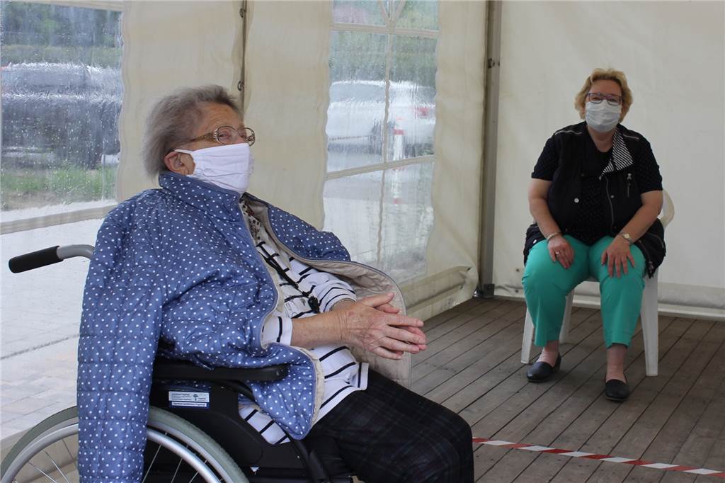 Wiedersehensfreude am Muttertag: Besucher zurück in Seniorenheimen Annette Krause (links) hat Besuch von ihrer Tochter Birgit Bensch. Die Umgebung ist ungewohnt für beide.