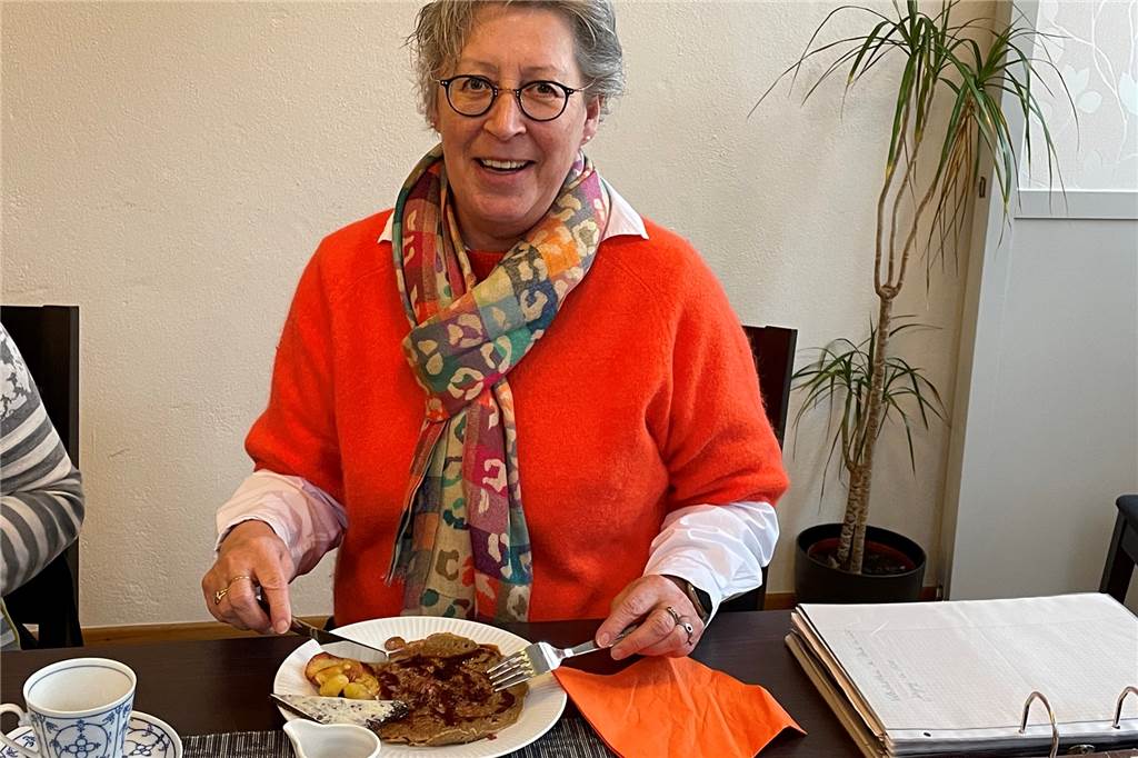 „Vivat Lechtmiss“: Heimatverein lockt mit „Arme-Leute-Essen“ Annette Kroschner lässt sich einen der Buchweizenpfannkuchen schmecken.