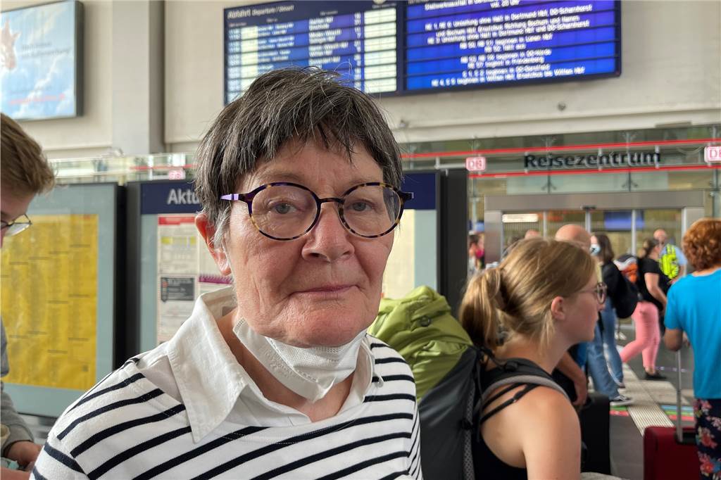 Total-Ausfall am Dortmunder Hauptbahnhof – 19-Jähriger verpasst wichtige Prüfung Annette Lange will am Samstagmorgen eigentlich vom Dortmunder Hauptbahnhof nach Hannover und von da aus weiter nach Hildesheim. Ob sie es noch rechtzeitig zu ihrer Veranstaltung schafft, wagt sie am Morgen noch nicht zu prognostizieren.