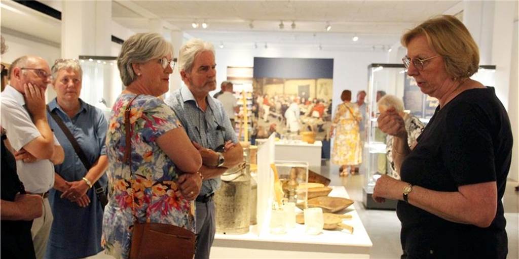 Im Kult in Vreden geht‘s jetzt ums Butterbrot Annette Menke (r.), lange Jahre Leiterin des Hamaland-Museums, führte durch ihre letzte Ausstellung.