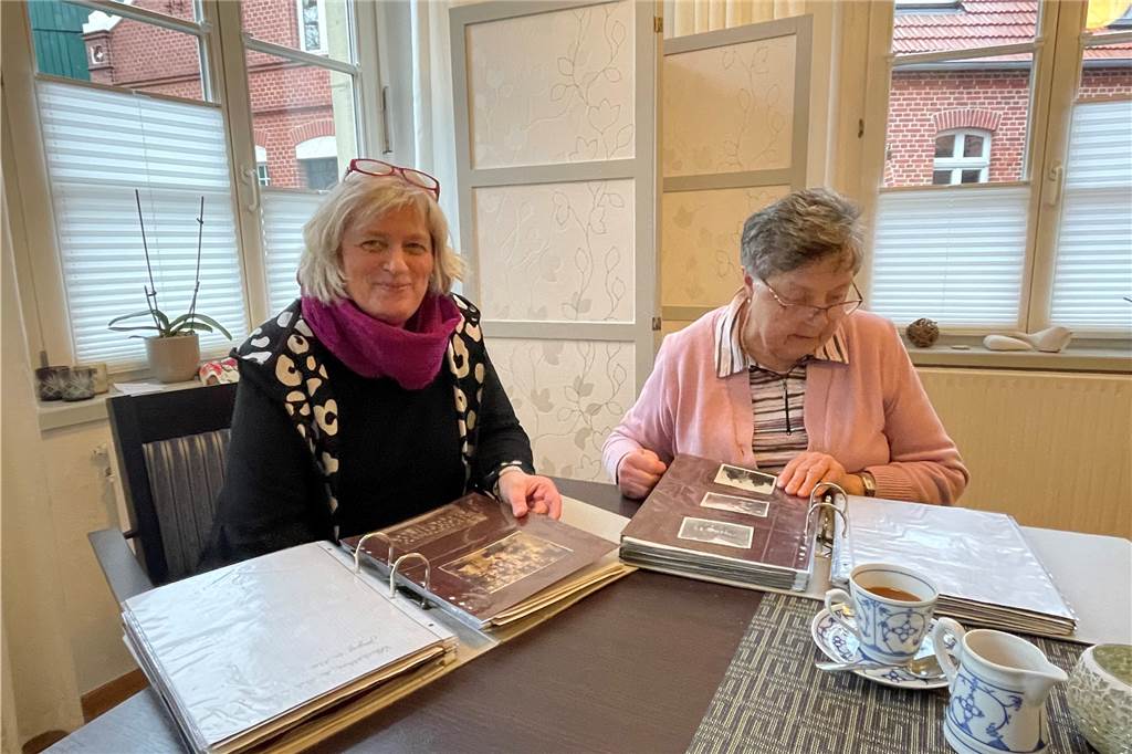 „Vivat Lechtmiss“: Heimatverein lockt mit „Arme-Leute-Essen“ Annette Otto (l.) und Mia Weiß stöbern bei einer Tasse Kaffee in den Alben des Heimatvereins.