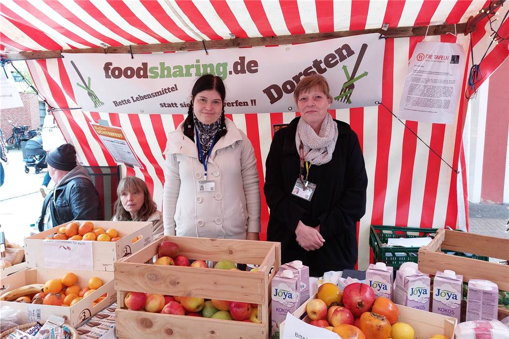 Beim Lichterfest gehörte die Innenstadt den Vereinen Annette Peine und Sarah Efker vom Foodsharing Dorsten verteilen Lebensmittel an die Besucher.
