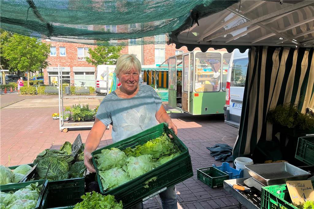 Viel Tradition für Gemüsestand Sanders auf Selmer Markt Annette Sanders verkauft ihr Gemüse auf den Wochenmärkten in Selm und Waltrop.