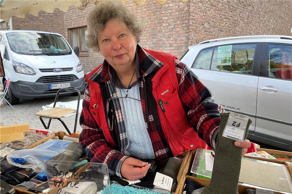 Fazit zum Krammarkt fällt unterschiedlich aus Annette Volkmann hält Socken in der Hand
