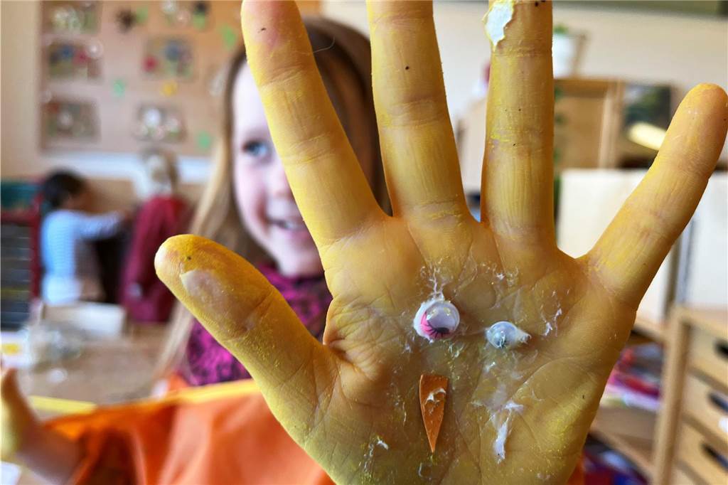 Ein Tag in der Kita: Anspruchsvoll, laut und unheimlich anstrengend Anni hat sich ein Osterküken auf die Hand gemalt.