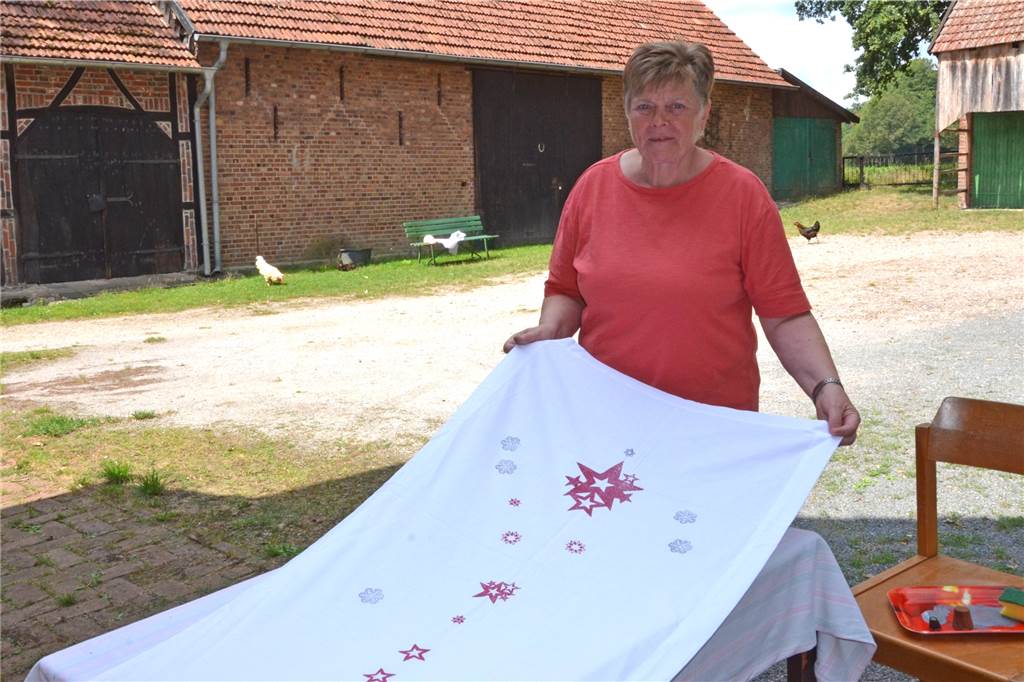 Blaudruck im Lippramsdorfer Heimathaus: Viel Stoff für kreative Ideen Anni Wilms wird Weihnachten den Tisch auf ihrer neuen Tischdecke eindecken.