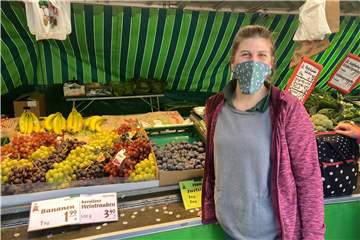 Annika Fränzer verkauft an ihrem Stand auf dem Lüner Wochenmarkt Obst, Gemüse, Eier und weitere Lebensmittel. Obwohl die Preise regelmäßig steigen, kommen die Kunden gerne zu ihr.