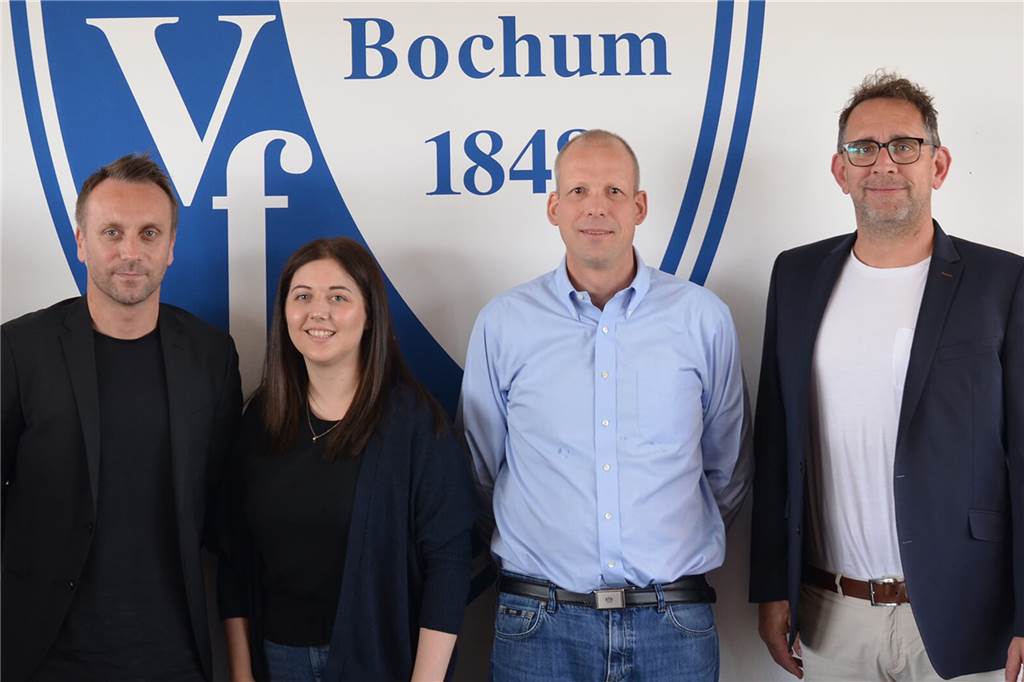 Annika Hof zum Berge (2.v.l.) bei ihrem Amtsantritt beim VfL Bochum mit (v.l.) Sebastian Schindzielorz, Geschäftsführer Sport des VfL, Prof. Dr. Kellmann, der als Ansprechpartner im Hintergrund agieren wird, und dem Leiter des Talentwerks, Alexander Richter.