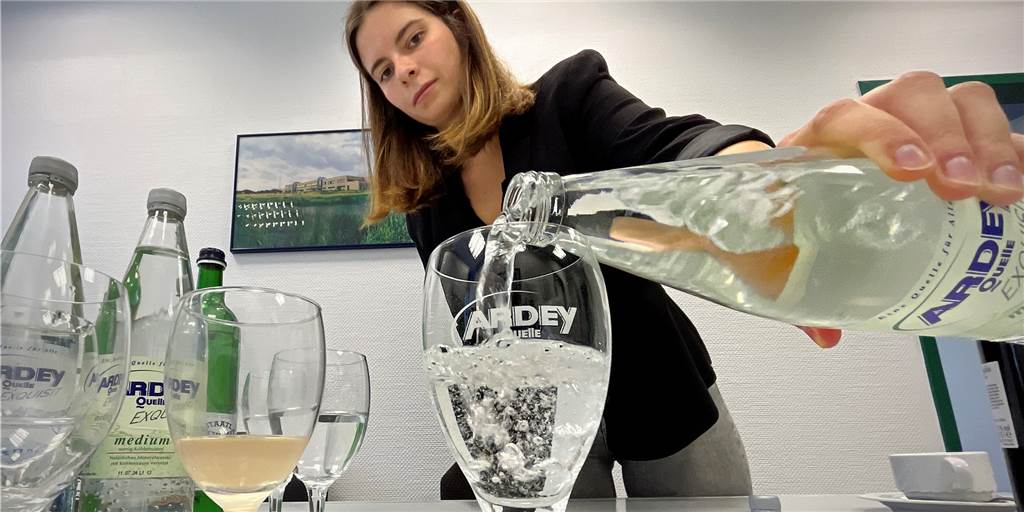 Wasser-Sommelière: „Mit dem falschen Wasser kann man einen Wein ruinieren“ Wasser-Sommelière Annika Kosubek bei einer Wasserverkostung