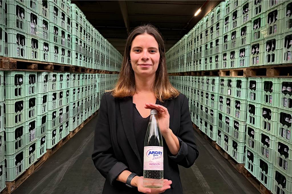 Wasser-Sommelière: „Mit dem falschen Wasser kann man einen Wein ruinieren“ Annika Kosubek präsentiert eine Flasche Ardey-Mineralwasser in der großen Lagerhalle der Dortmunder Ardey-Quelle.