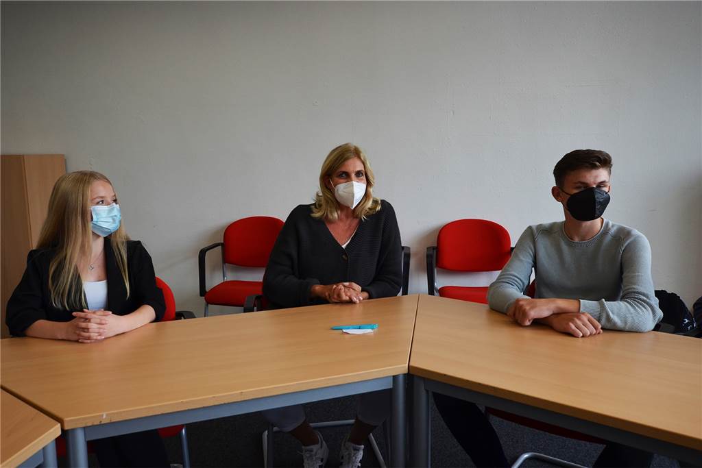 Frau Untenberger soll bleiben: Schule sucht Spender für besonderes Projekt Annika (l.) und Niko fühlen sich von Silvia Untenberger perfekt betreut. Regelmäßig suchen sie bei der Schulkrankenschwester Rat und Hilfe.
