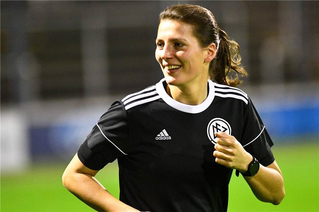 2,65 Millionen Zuschauer schauen Annika Paszehr bei ihrem Hobby zu Annika Paszehr erlebt ein aufregendes Jahr als Schiedsrichterin: Im Juli stand sie als Assistentin im DFB-Pokalfinale, zuletzt an der Seite beim Topspiel der Frauen-Bundesliga.