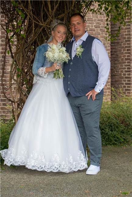 Annika Reisaus und Christopher Reisaus-Bieda heiraten im Regen Annika Reisaus begleiteten fünf Geschwister und zwei Töchter zur Hochzeit mit Christopher Reisaus-Bieda.