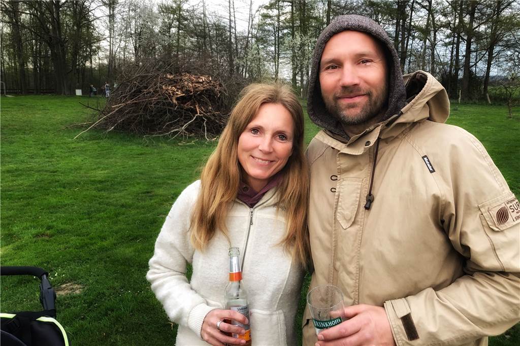 Um halb neun fiel der Ascheregen: „Es fühlt sich wieder richtig gut an“ Annika und Mike besuchten das Osterfeuer nach seiner zweijährigen Corona-Pause zum ersten Mal.
