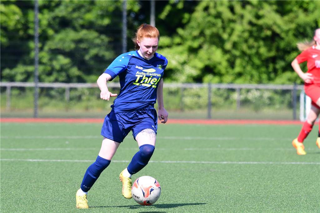 „Coole Erfahrung gegen den Herzensverein“: Ex-Spielerin des SV Herbern traf auf Schalke 04 Annika Vogel, hier noch im Trikot des SV Herbern, führt den Ball.