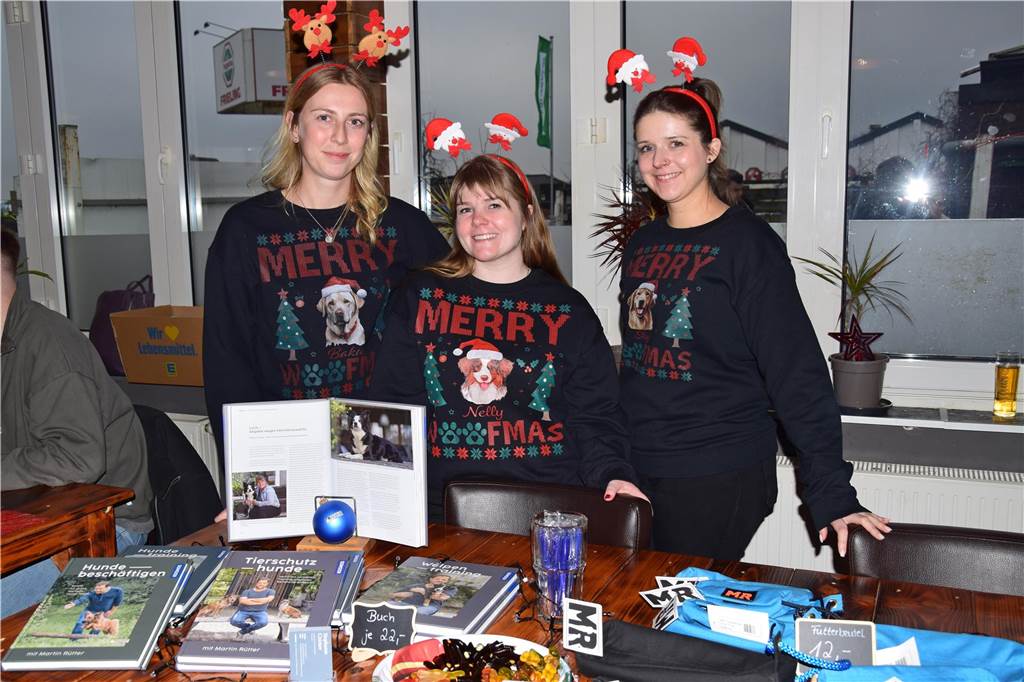 Weihnachtsmarkt für Hunde: Neues Halsband für ein „echtes Christkind“ Annika Weh, Stephanie Cramer und Franziska Knopp von der Hundeschule Martin Rütter Dogs haben in Haltern einen Weihnachtsmarkt für Hunde organisiert.
