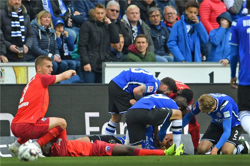 Zunge verschluckt: Amos Pieper rettet Cedric Brunner womöglich das Leben Anos Pieper (r.) zog Mitspieler Cedric Brunner die Zunge aus dem Hals.