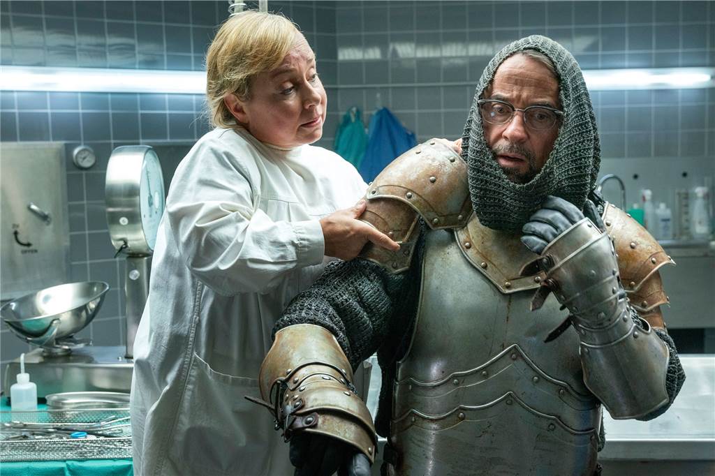 Der Münster-„Tatort“ wird 20: Deutschlands populärster Krimi Anprobe in der Rechtsmedizin: Silke Haller (ChrisTine Urspruch) hilft Prof. Karl-Friedrich Boerne (Jan Josef Liefers) dabei, die Ritterrüstung anzulegen - eine Szene aus "Tatort: Es lebe der König!"