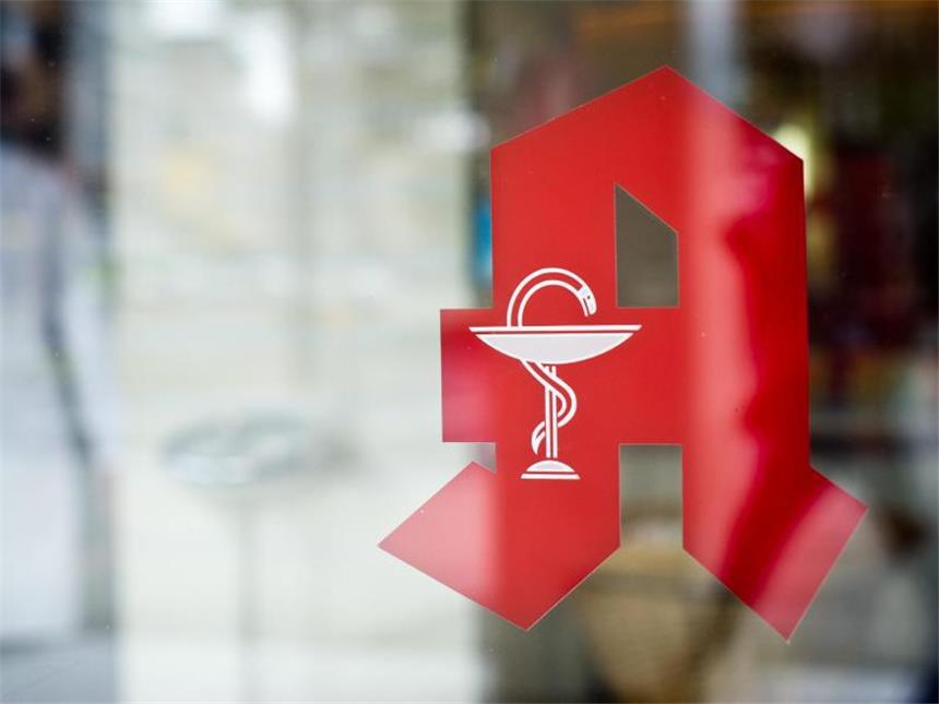 Zur Apotheke ins Internet? Umstrittener Versand von Arznei Ansässige Apotheker fühlen sich durch Online-Apotheken bedroht. Foto: Ole Spata/dpa