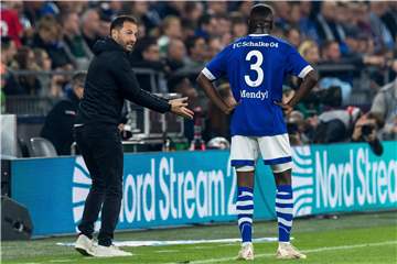 Ansage vom Trainer: Hamza Mendyl ist bisweilen auf dem Platz zu undiszipliniert.