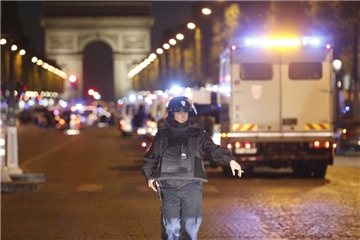 Anschlag an einem beliebten Touristenziel. Ein Polizist sichert den Bereich am Arc de Triomphe in Paris.
