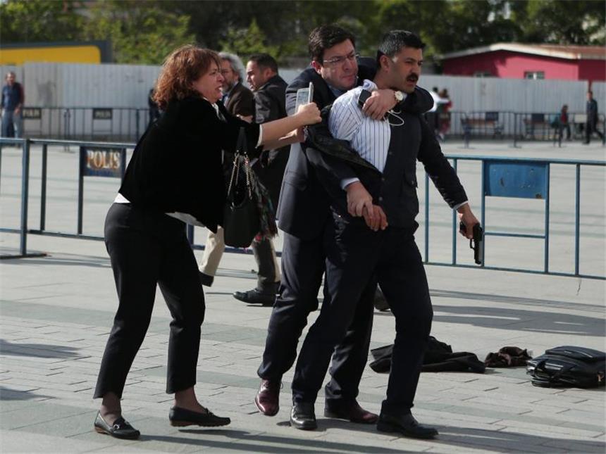 Türkei geht gegen kritische Zeitung "Cumhuriyet" vor Anschlag auf Can Dündar im Mai 2016: Seine Ehefrau Dilek Dündar (l.) und der Oppositionspolitiker Muharrem Erkek stürzen sich auf den bewaffneten Angreifer Murat Sahin. Foto: Can Erok/Cumhuriyet